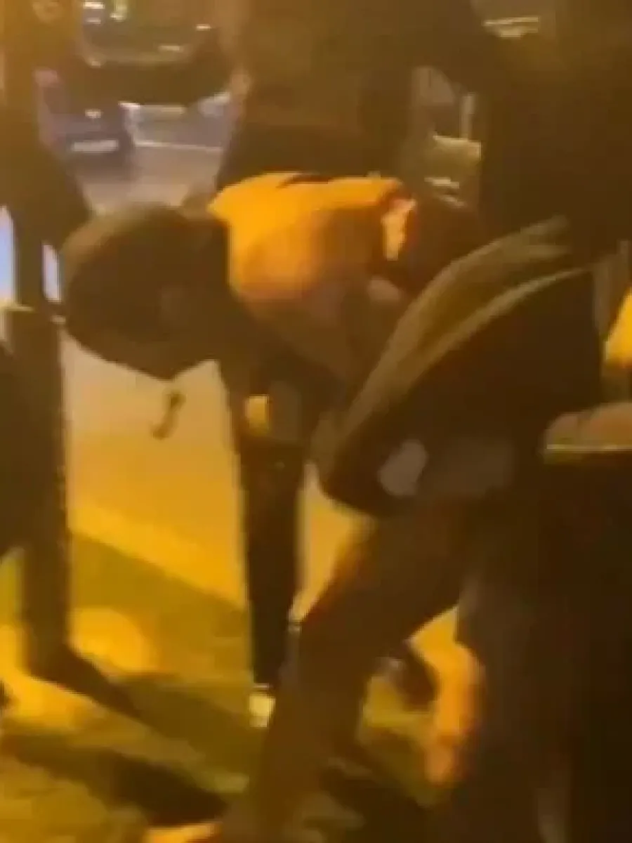 El ele yürüyen eşcinsel çift saldırıya uğradı