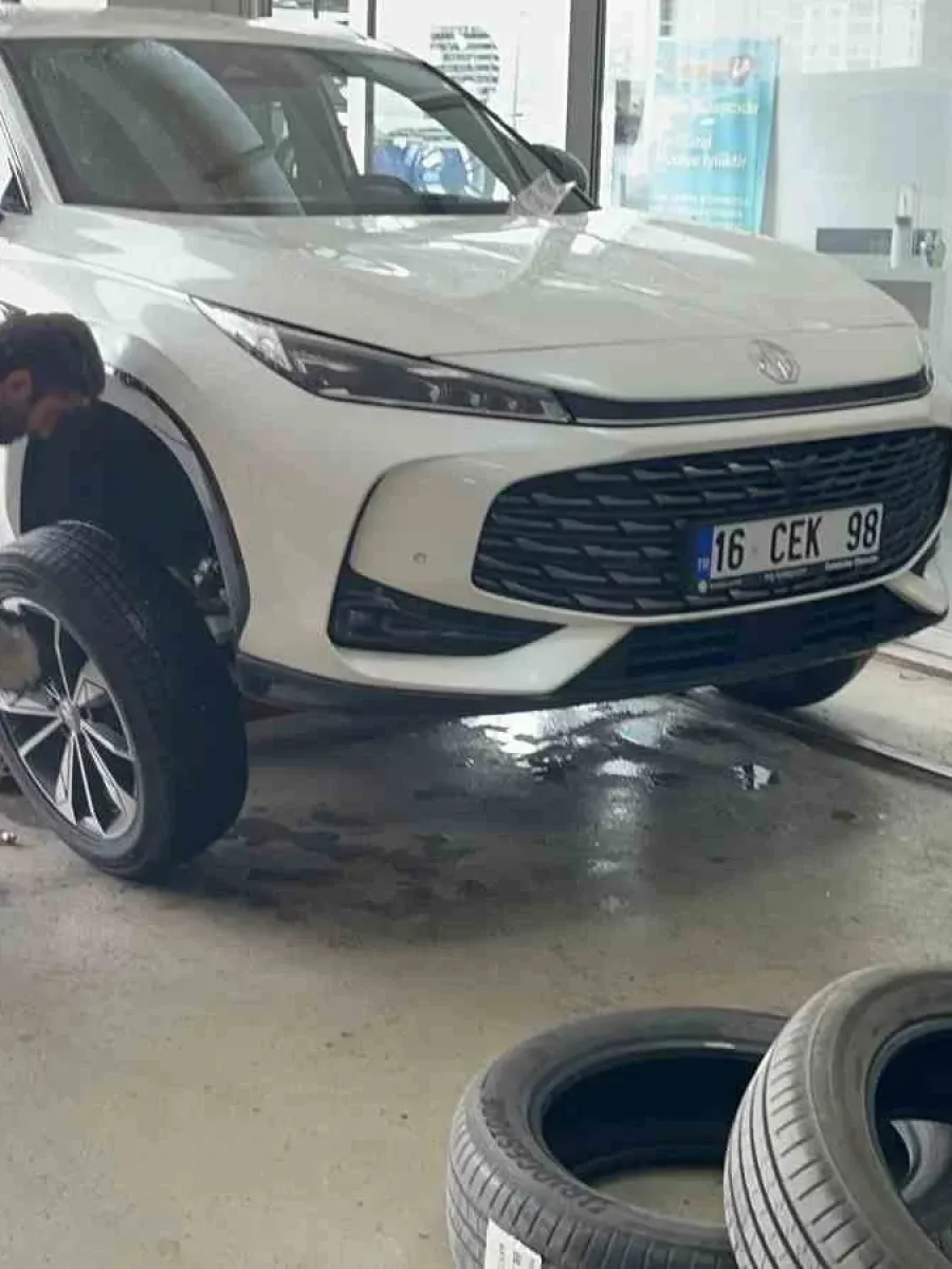 1 Mayıs’ta işçiler meydanda, lastikçiler tezgahta