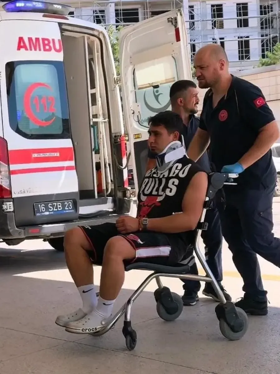 Lastiği patlayan cip şarampole uçtu: 3 yaralı