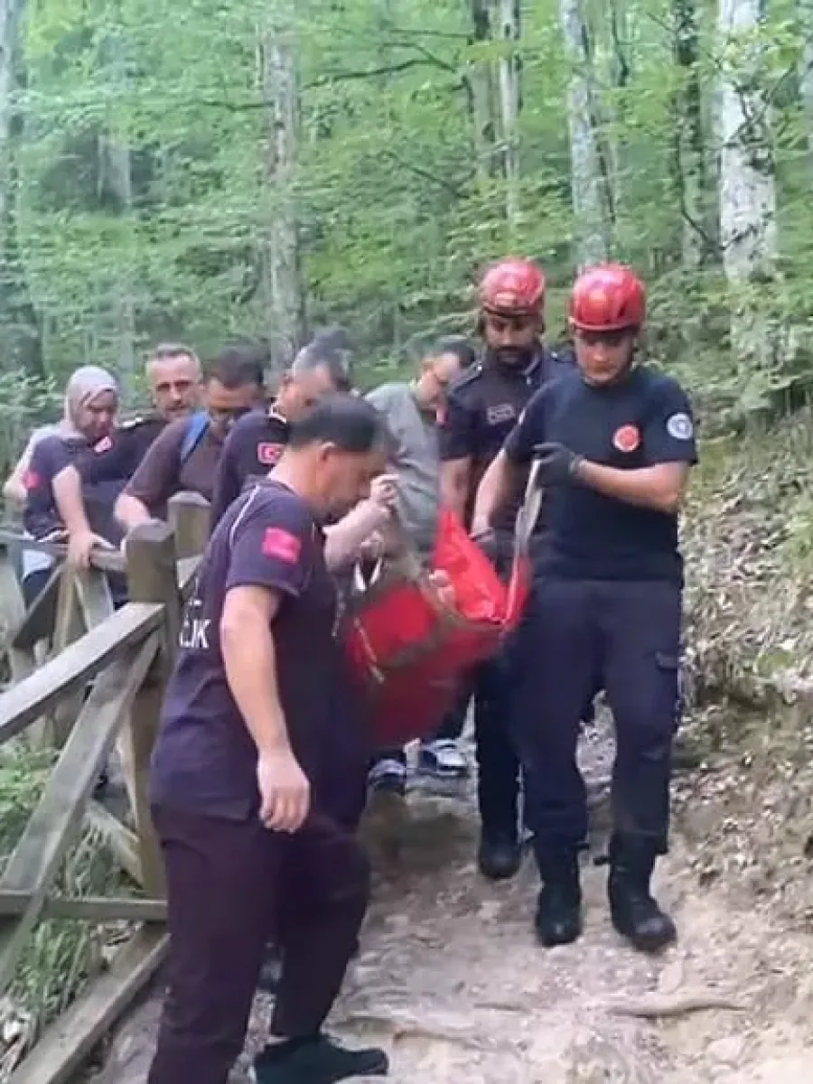 Oylat Şelalesi’nde düşen kadın, ekiplerin zorlu çalışmasıyla kurtarıldı