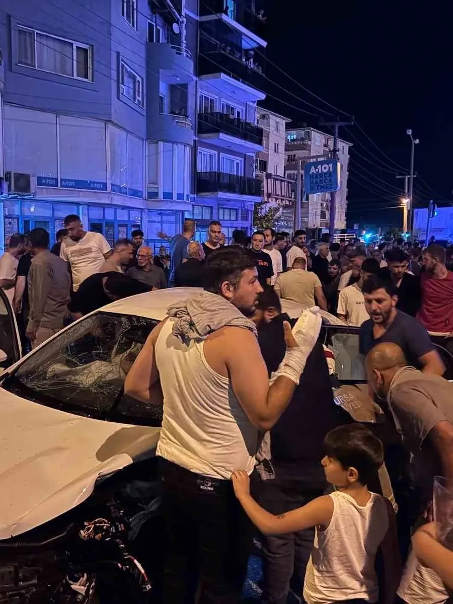 Kırmızı ışık ihlali facia getirdi : 1’i ağır 5 yaralı