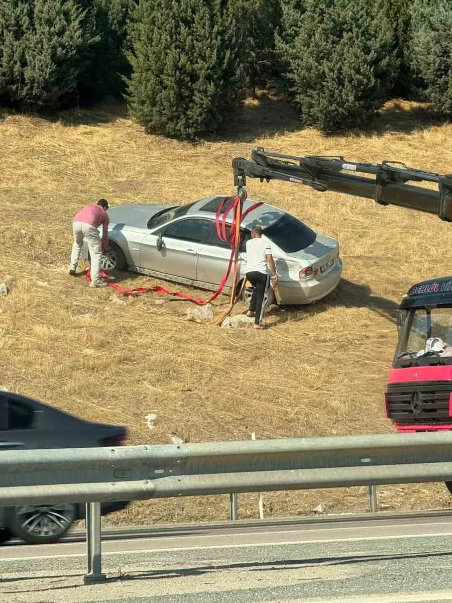 Bursa’da otomobil bariyerleri aşarak tarlaya uçtu