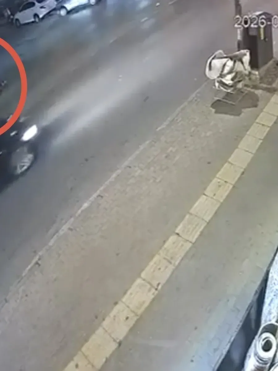 Bursa’da otomobil ile çarpışan motokurye yaralandı