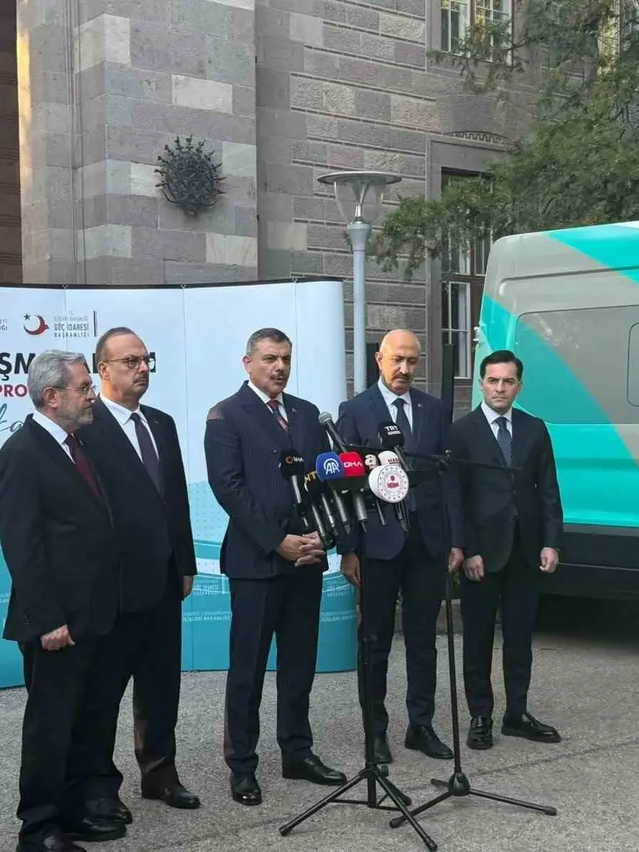 İçişleri Bakanı Çiftçi: "Okullardaki bahçe görevlilerimiz gerektiğinde arama yapabilsin diye 2 bin 800 tane el dedektörü dağıttık"
