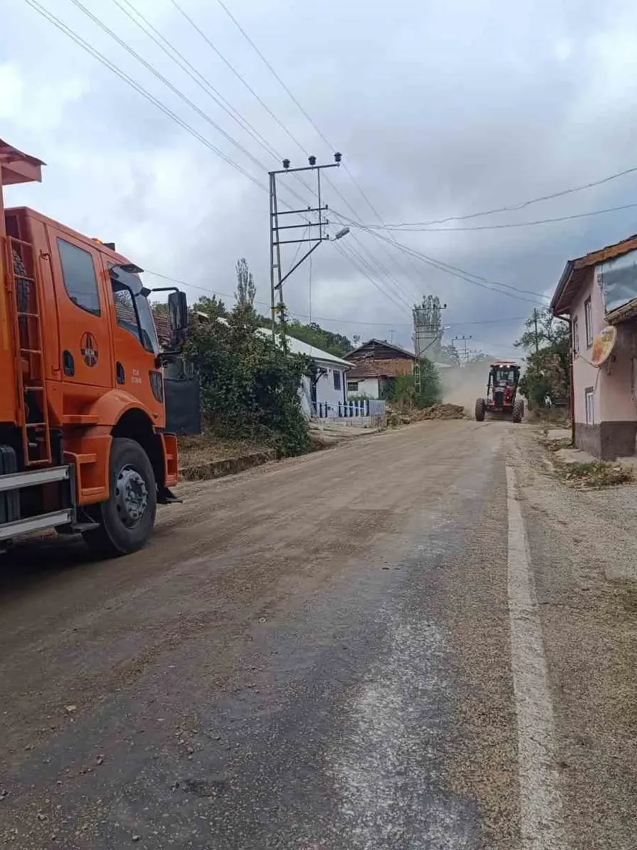 Dar olan köy yolu Karayolları ekiplerince genişletiliyor