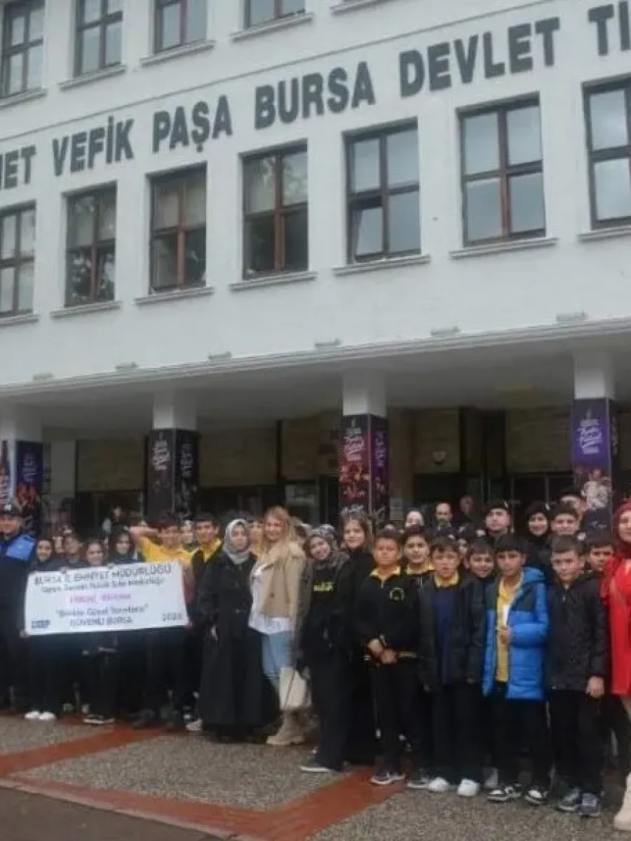 Bursa’da polisten öğrencilere tiyatro sürprizi