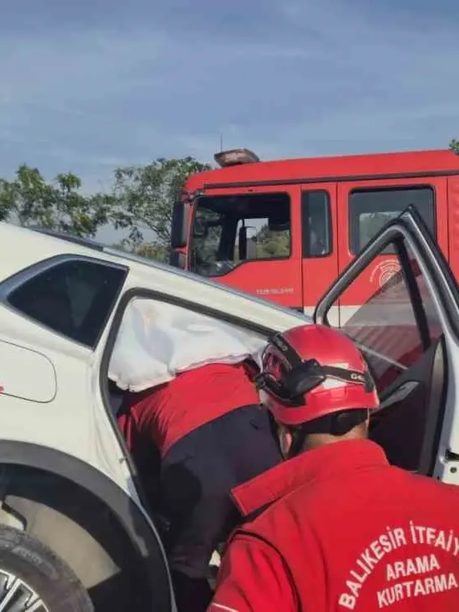 Balıkesir’de otomobil bariyerlere çarptı: 2 yaralı