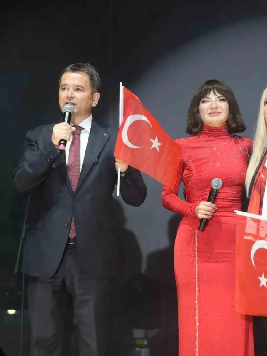 Osmangazi’de Cumhuriyet coşkusu Göksel’in şarkılarıyla taçlandı