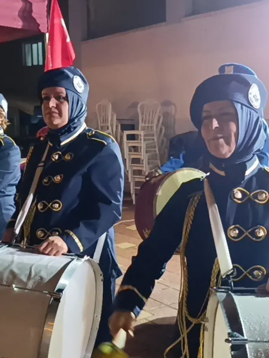 ’Cumhuriyet Yürüyüşü’nde Kadın Bando Takımı geceye damga vurdu