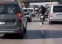Trafikte korkutan hareket! Canını hiçe saydı