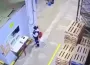 Paletlerin altında kalmaktan kıl payı kurtuldu