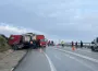 Kamyonlar kafa kafaya çarpıştı! Sürücü kabinde sıkıştı