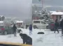 Dehşet dolu anlar! Kayan araç kalabalığın arasına daldı