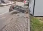 Kentte panik anları! Fırtına durakları devirdi, ağaçları kökünden söktü
