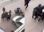 Yaşlı kadının etrafını bir anda sardılar