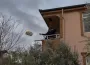 Yangını durdurmak için eşyaları balkondan fırlattı!