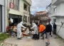 2 katlı evden 9 kamyon çöp çıktı