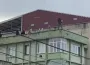 Eşiyle tartışan adam çatıya çıktı!