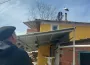 Önce eşi geldi, Adem Amca Yaren'i bekliyor