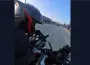 Bir anda şerit değiştirdi, motosikletler çarpıştı