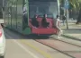 Gençler tramvayın arkasında ölümle burun buruna!