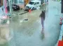 Kadın sürücü dehşet saçtı! Kamyonetle yayaların arasına daldı