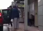 Kamyonetin altında kaldılar, yürüyerek taburcu oldular