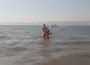 Oğlunu kurtardı, kendisi dalgalara yenildi