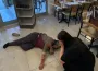 Tekmelere aldırmayan köpek kadının kolunu parçaladı