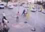 Kızlara laf atanları uyardı, tekme tokat dövüldü
