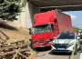 Emniyet şeridinde feci kaza! Biri can verdi biri ağır yaralandı