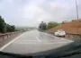 Yağışlı havada bariyerlere ok gibi girdi!