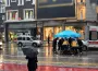 Otomobilin çarptığı yaya yağmur altında kaldı! Şemsiye tuttular