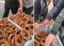 Bedava simit dağıtılınca olanlar oldu! Bir anda kapıştılar