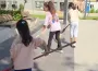 İnegöl'de parkta oynayan çocuklar parkı temizledi