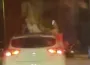 Otomobilin tavanında tehlikeli dans!