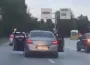 Trafikte Akılalmaz Görüntü! İki Kapıyı da Açıp İlerlediler