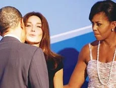 Obama Carla'yı tam 4 kez öptü!