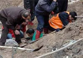 Heyelan Borçka'da yol kapattı