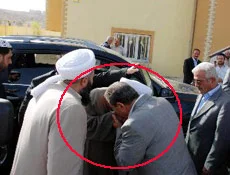 Bu vekil kimin elini öpüyor?