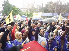 Tekel işçileri ölüm orucuna doğru