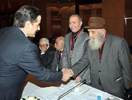 Alevi dedelerden anıt dersi