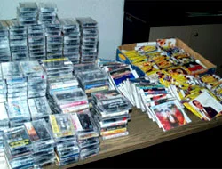 İzmir'de korsan CD operasyonu