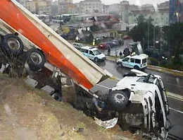 TIR şarampolde asılı kaldı!