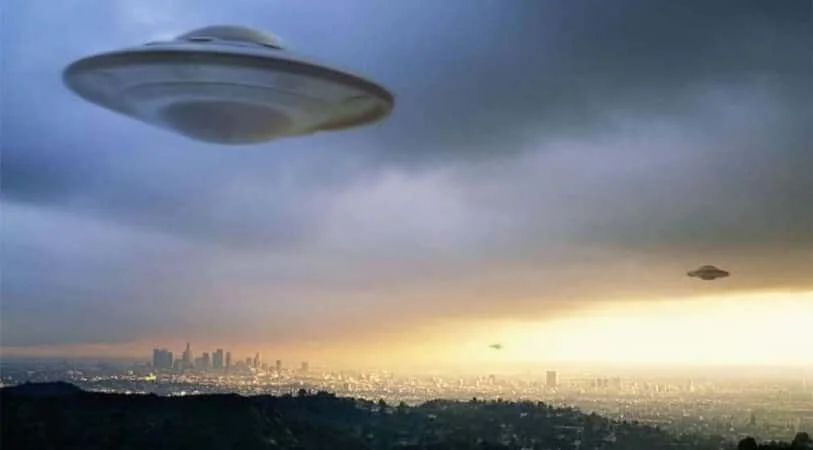 Donanma pilotu: Deli değilim, UFO gördüm