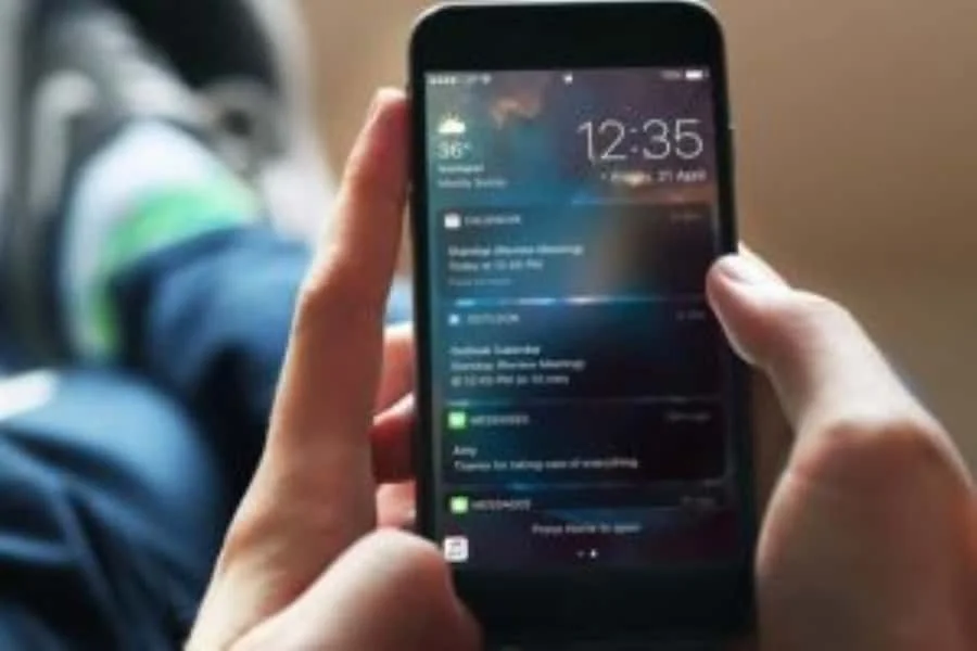 Dikkat! iPhone ekranları kararıyor