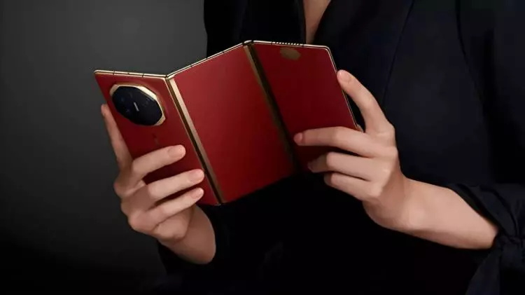 Bu telefon 3'e katlanıyor