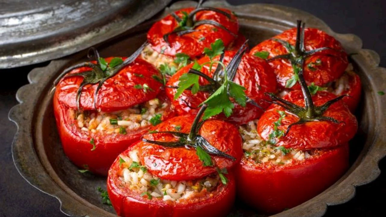 Fatih Ürek ile Gelin Görümce Domates Dolması Tarifi: Lezzet ve Şıklığın Birleşimi