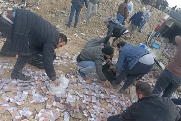 Merkez Bankasının aracı devrildi! Paralar yola saçıldı, millet birbirini ezdi