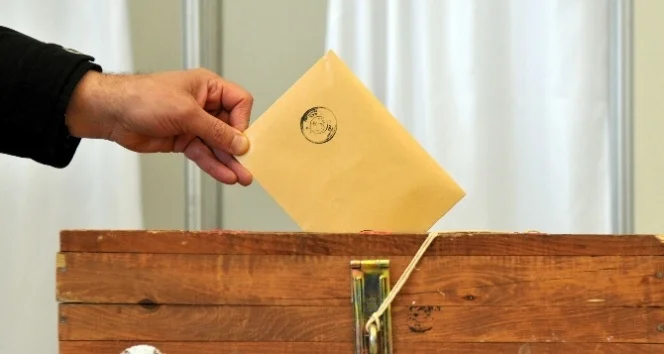 Son ankette o parti oylarının yarısını kaybetti!